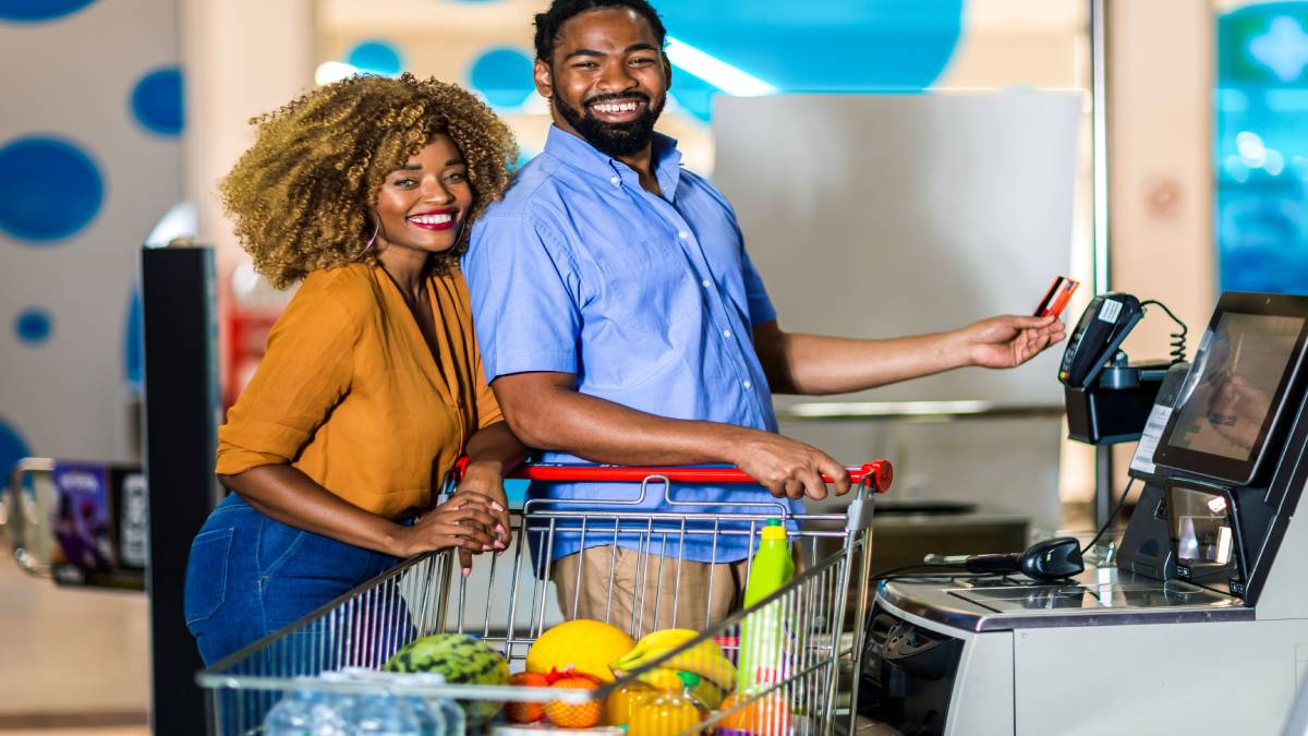 Een koppel betaalt in de supermarkt met maaltijdcheques.