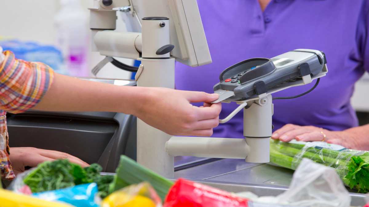 Een klant betaalt boodschappen met een cheque.