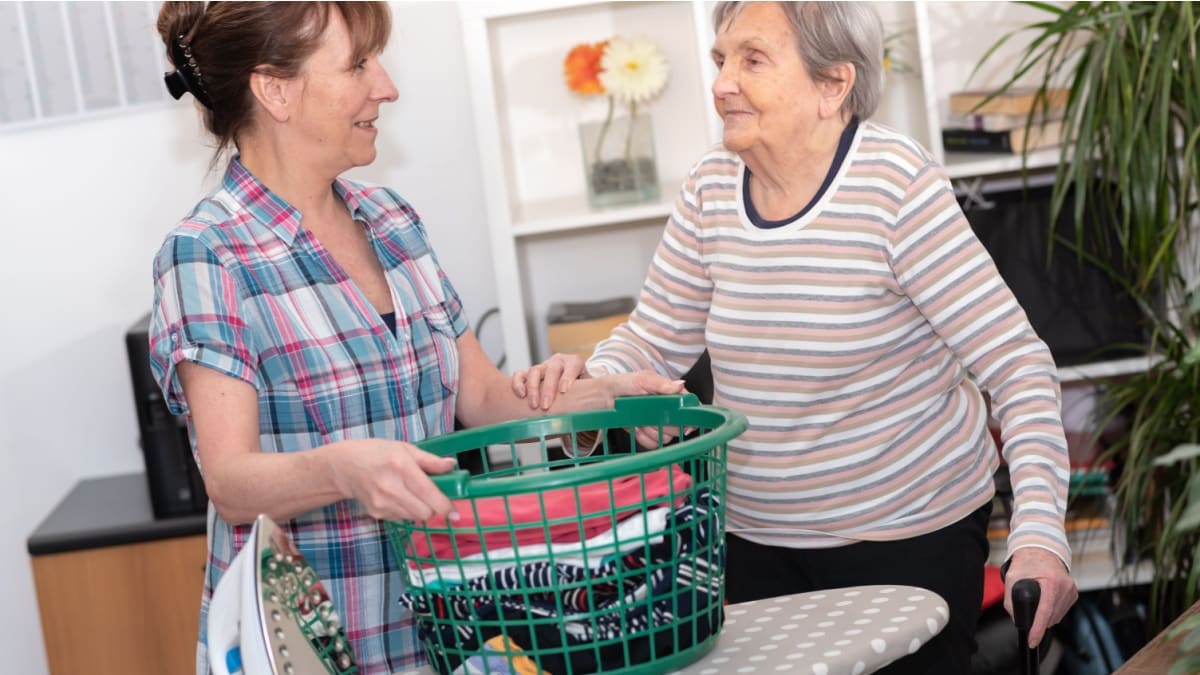 Huishoudelijke hulp voor een oudere vrouw met dienstencheques.
