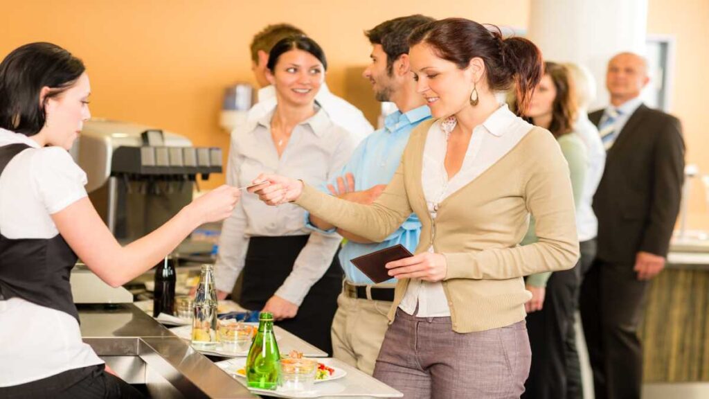 Voor haar eten gebruikt een vrouw maaltijdcheques.