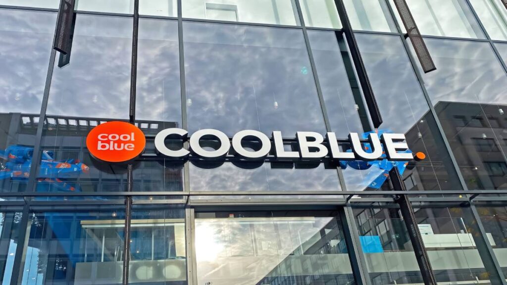 Foto van de gevel van een Coolblue-winkel.