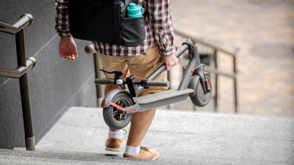 Met ecocheques van Edenred kiest een man voor een elektrische step om naar het werk te gaan.