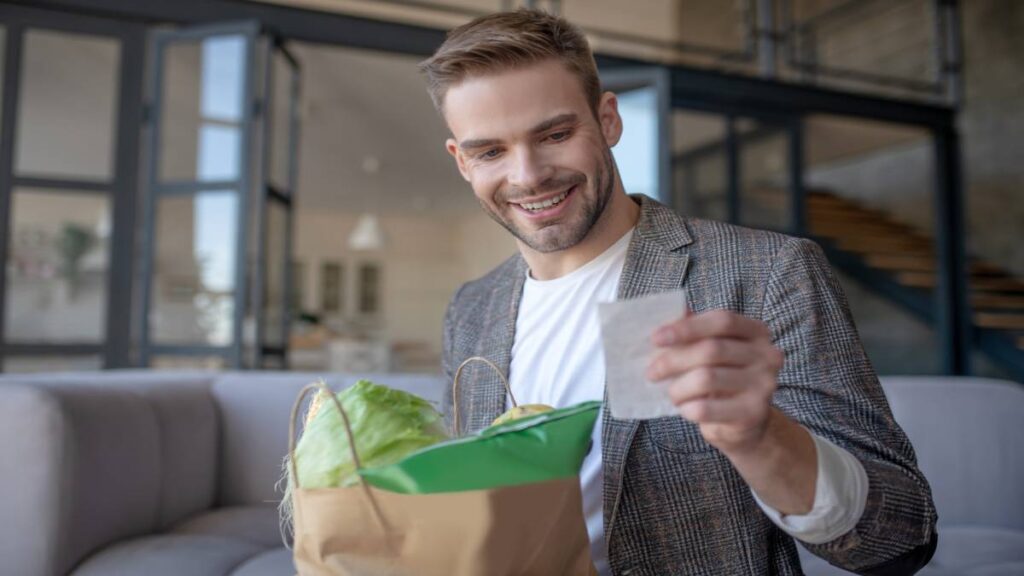 Dankzij ecocheques geniet een bedrijfsleider van een gezonde en milieuvriendelijke lunch.