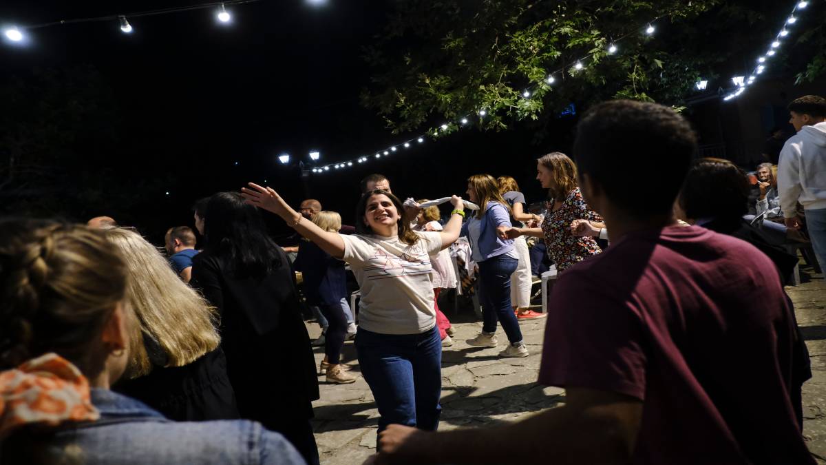 Mensen dansen op een festival.