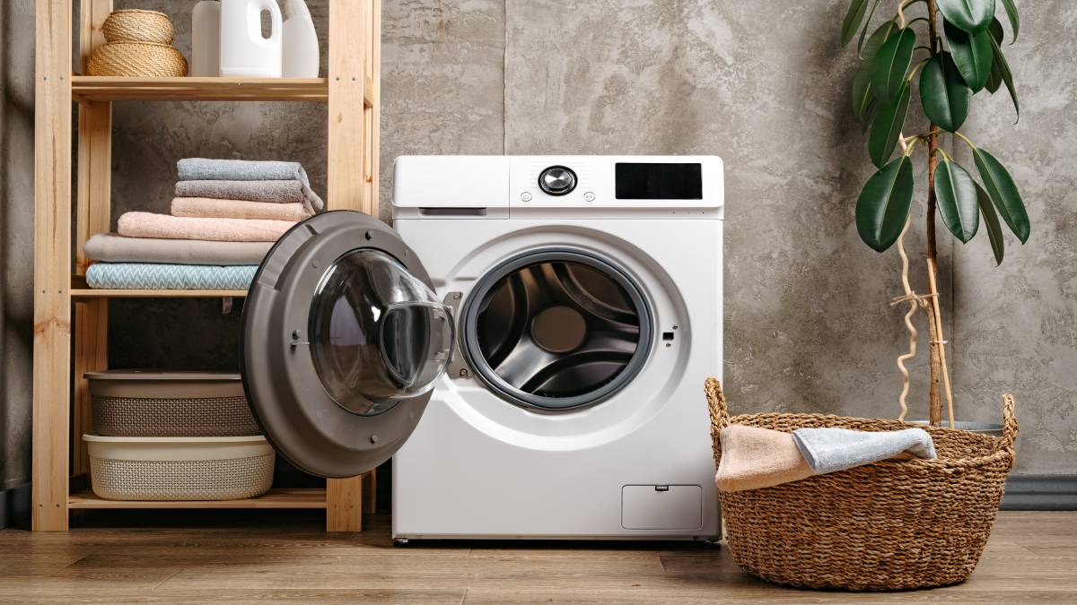 Een wasmachine met een energielabel, een aankoop die op de lijst voor ecocheques kan staan.